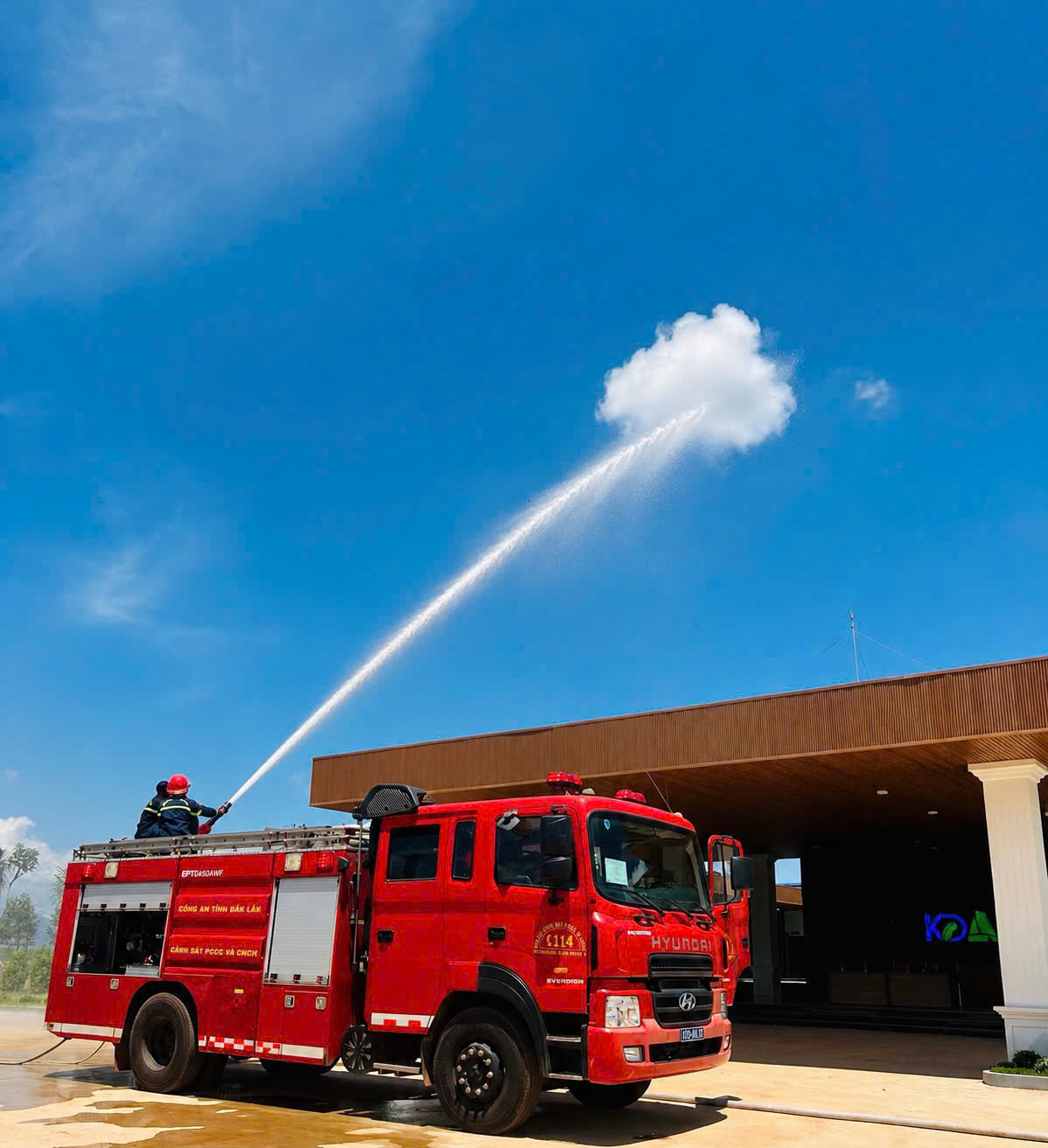 Xe chữa cháy chuyên dụng C114 phun nước trong diễn tập tại KD Green Farm